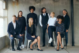 Teamfoto mit Firmenkleidung von Q Corporate Fashion